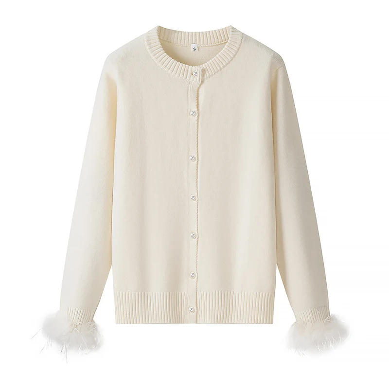 Damen Strickcardigan mit Perlenknöpfen und federbesetzten Ärmelbündchen Nord Taschen