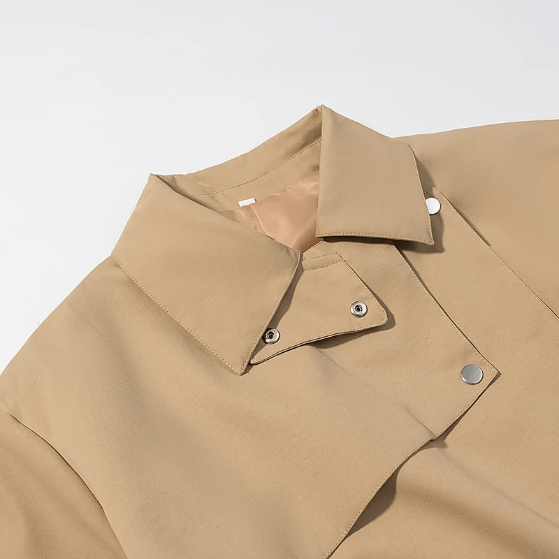 Damen Taillierter Kurzparka mit asymmetrischer Überschlagblende und Utility-Pattentaschen Nord Taschen