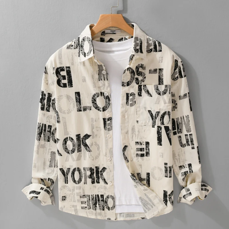 Herren Bedrucktes Leichtes Langarm-Hemd im Relaxed-Fit mit Typo-Print und Brusttasche Nord Taschen
