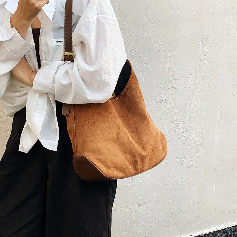 Damen Hobo-Tasche aus feinem Wildleder mit verstellbarem Schulterriemen Nord Taschen