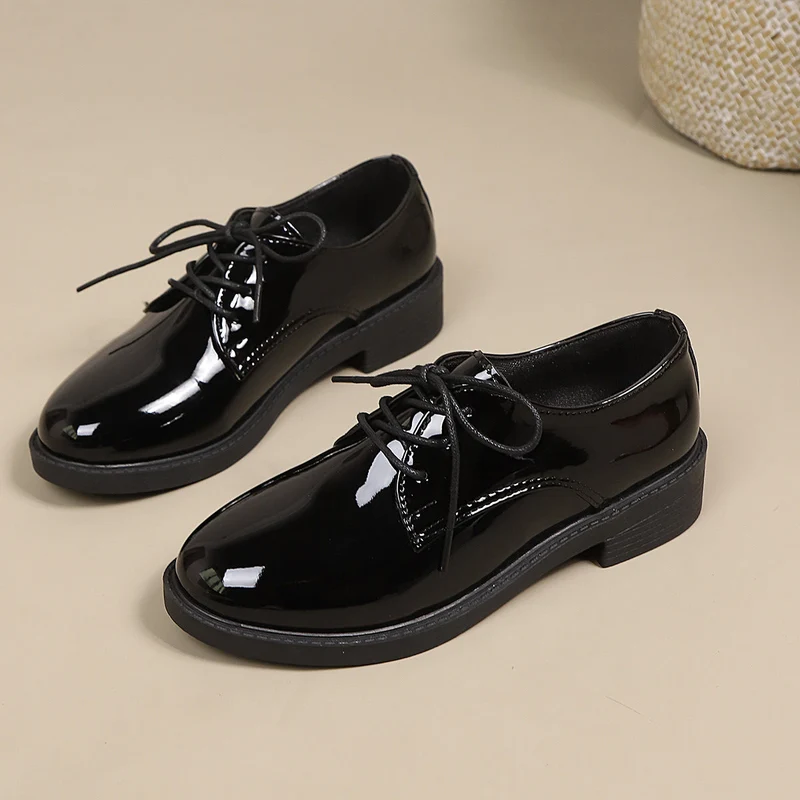 Damen klassische Schnürschuhe mit glänzender Oberfläche