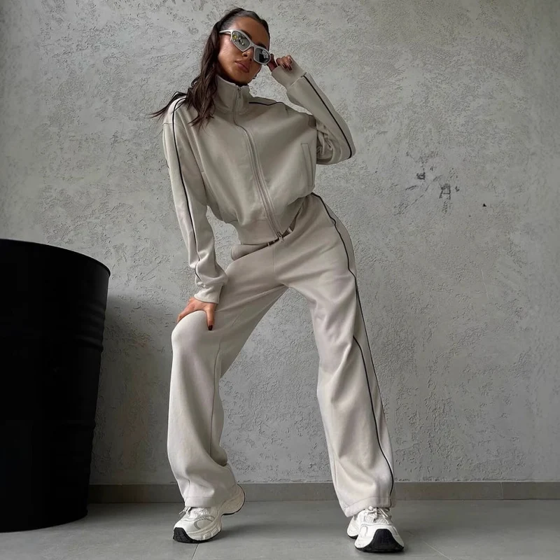 Damen lässiges Sweatset mit Stehkragen Reißverschluss gekürzter Jacke und hochtaillierter Schlaghose Nord Taschen