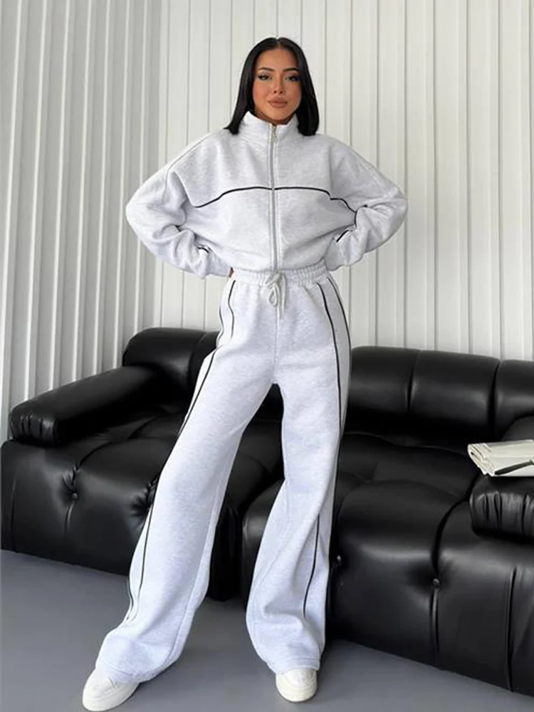 Damen lässiges Sweatset mit Stehkragen Reißverschluss gekürzter Jacke und hochtaillierter Schlaghose Nord Taschen