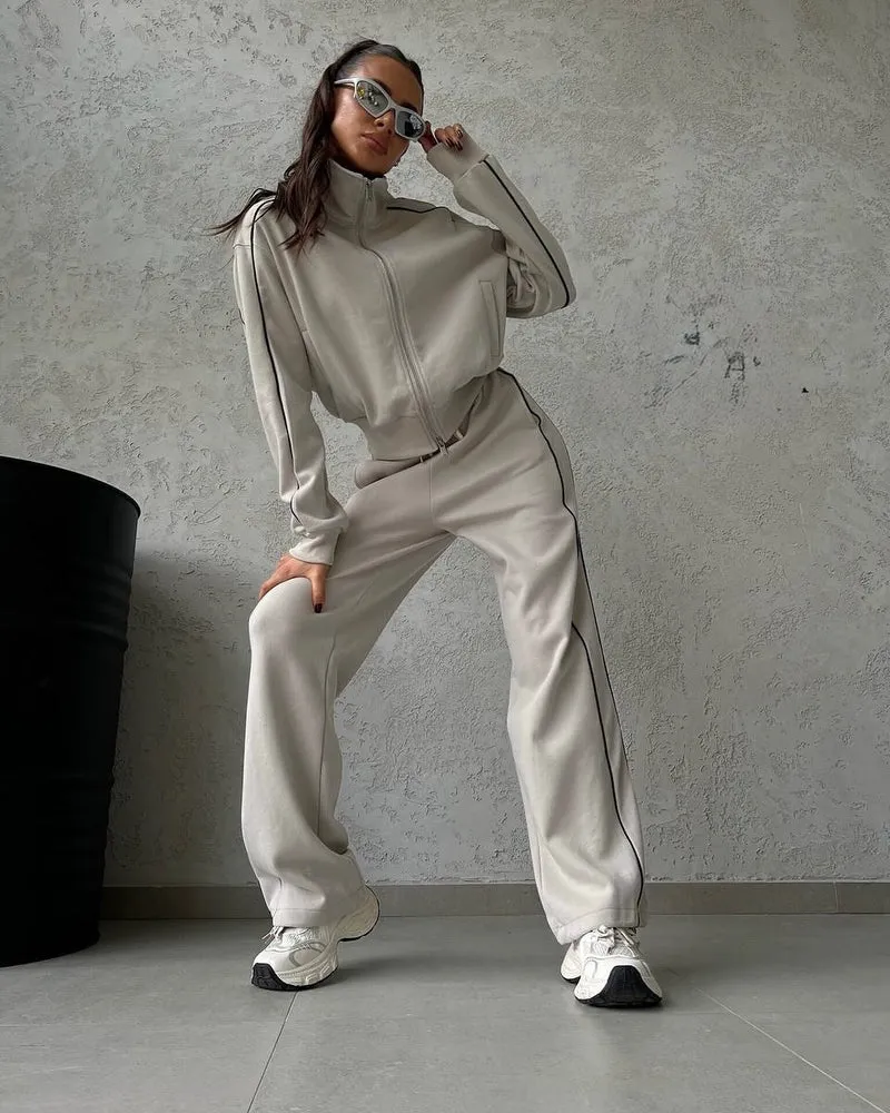 Damen lässiges Sweatset mit Stehkragen Reißverschluss gekürzter Jacke und hochtaillierter Schlaghose Nord Taschen