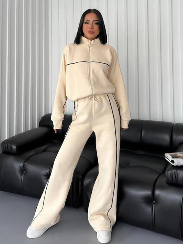 Damen lässiges Sweatset mit Stehkragen Reißverschluss gekürzter Jacke und hochtaillierter Schlaghose Nord Taschen