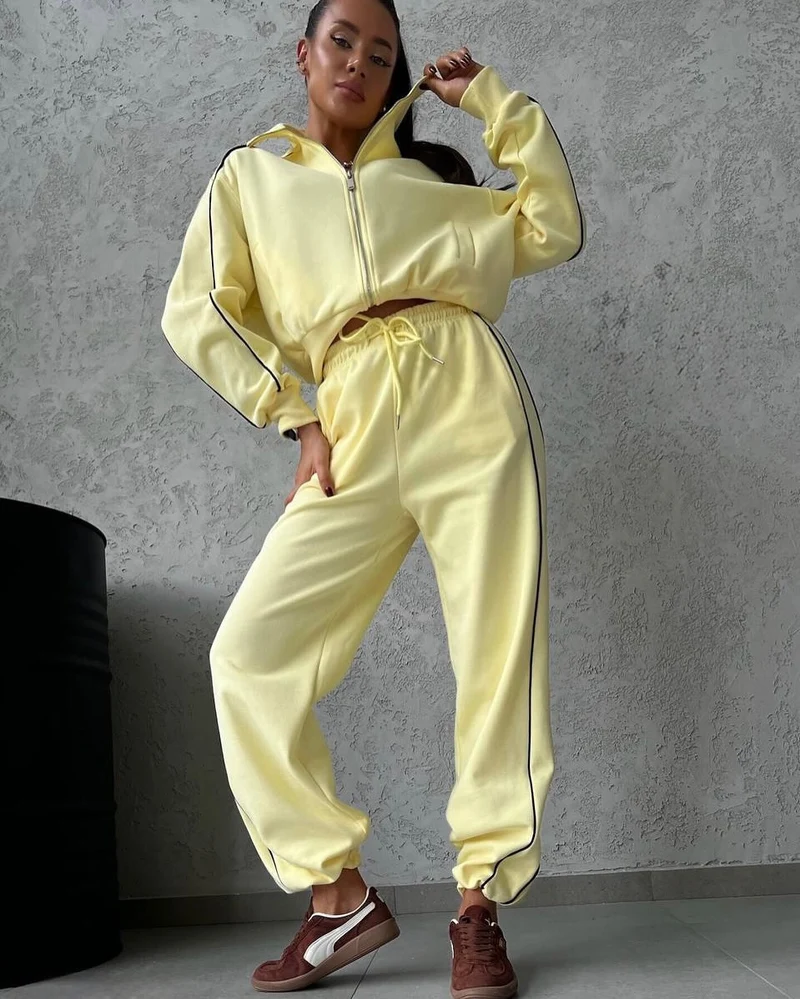 Damen lässiges Sweatset mit Stehkragen Reißverschluss gekürzter Jacke und hochtaillierter Schlaghose Nord Taschen