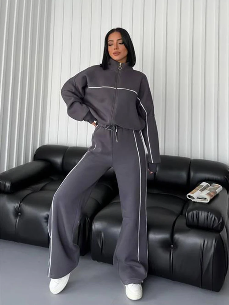 Damen lässiges Sweatset mit Stehkragen Reißverschluss gekürzter Jacke und hochtaillierter Schlaghose Nord Taschen