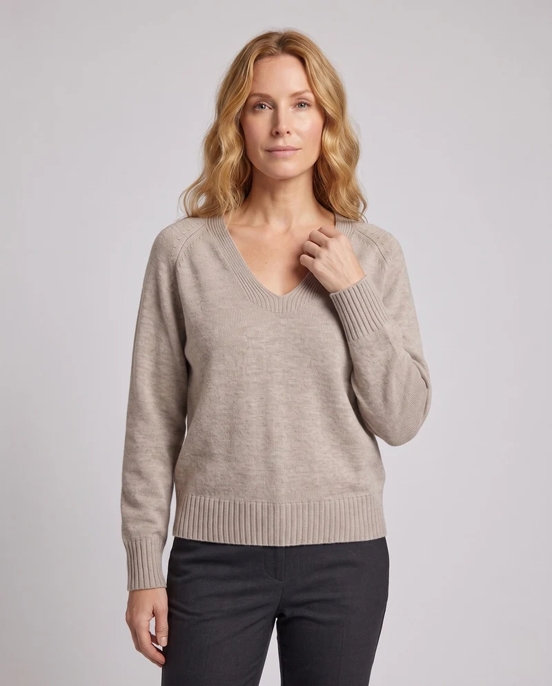 Damen feiner Strickpullover mit weichem V-Ausschnitt, leichter Oversized-Silhouette und gerippten Bündchen Nord Taschen