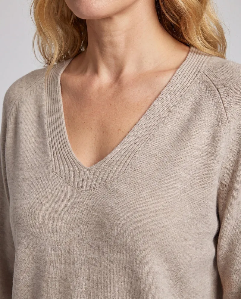 Damen feiner Strickpullover mit weichem V-Ausschnitt, leichter Oversized-Silhouette und gerippten Bündchen Nord Taschen
