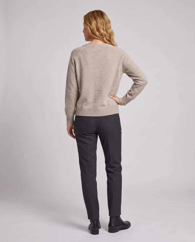 Damen feiner Strickpullover mit weichem V-Ausschnitt, leichter Oversized-Silhouette und gerippten Bündchen Nord Taschen