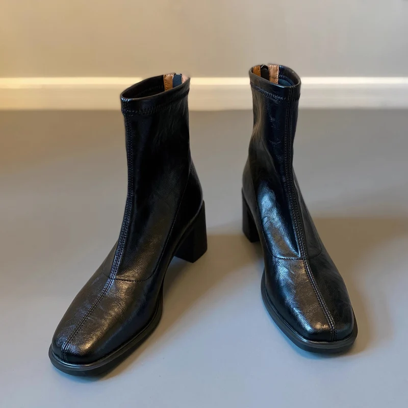 Damen Knöchelstiefelette aus Leder mit quadratischer Zehenpartie und mittlerem Blockabsatz Nord Taschen
