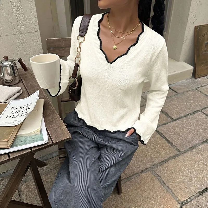 Damen Feinstrick-V‑Pullover mit gewelltem Saum, ausgestellten Ärmeln und Zierpaspel Nord Taschen