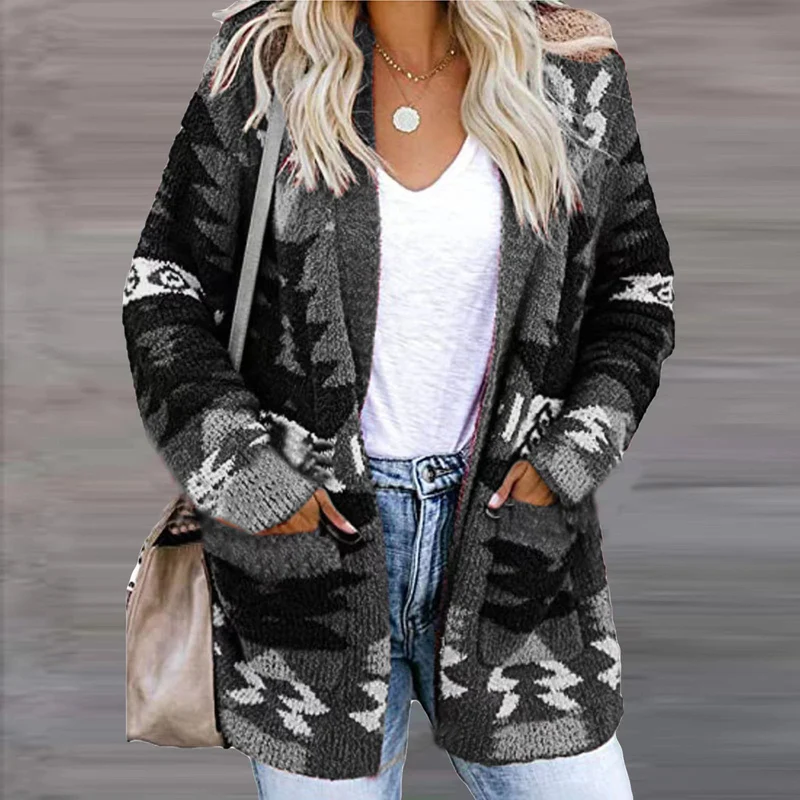 Damen Strickjacke im modernen Ethno-Design mit aufgesetzten Taschen und lässigem Schnitt