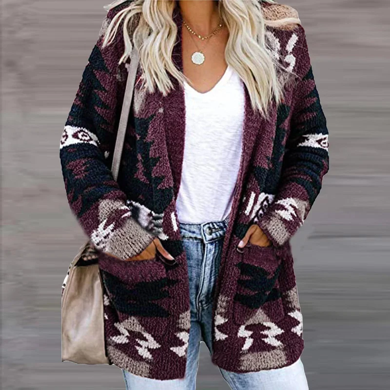 Damen Strickjacke im modernen Ethno-Design mit aufgesetzten Taschen und lässigem Schnitt