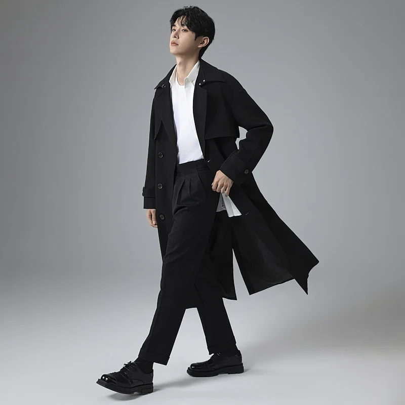 Herren Trenchcoat im minimalistischen Doppelreiher mit breitem Schalkragen und Taillengürtel Nord Taschen