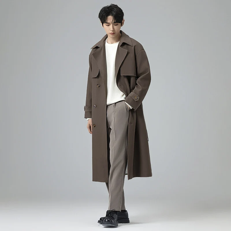 Herren Trenchcoat im minimalistischen Doppelreiher mit breitem Schalkragen und Taillengürtel Nord Taschen