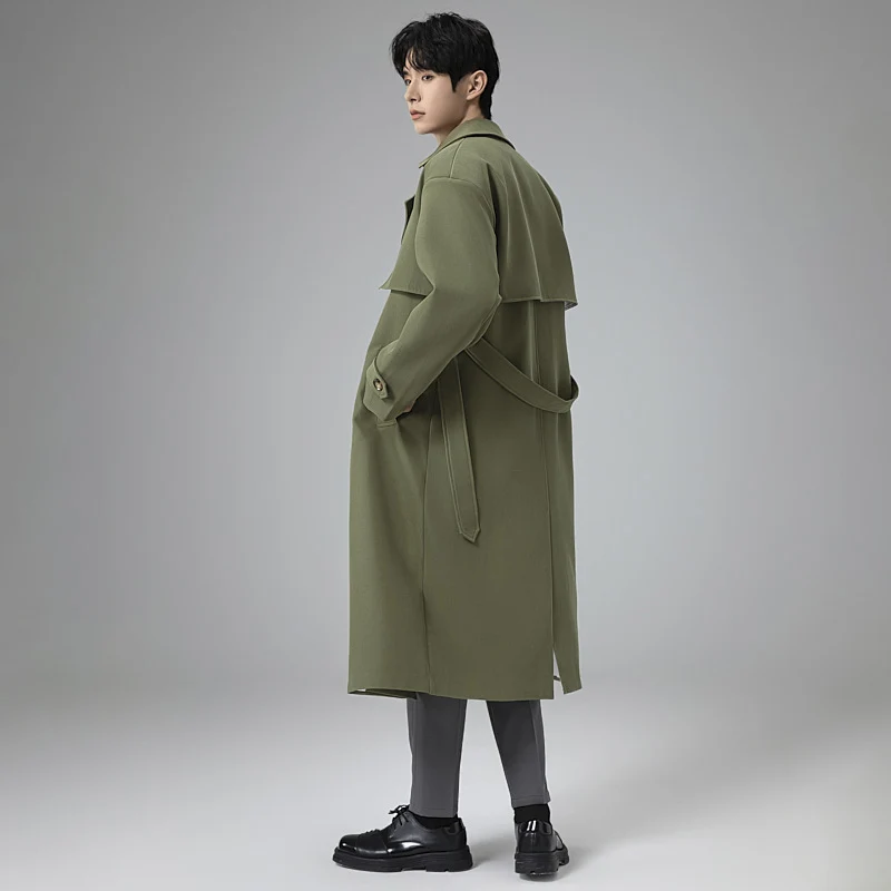 Herren Trenchcoat im minimalistischen Doppelreiher mit breitem Schalkragen und Taillengürtel Nord Taschen