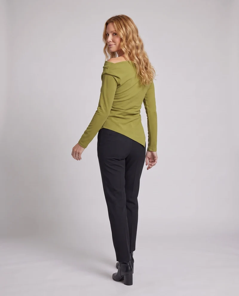 Figurbetontes Damenbody mit weitem Bootsausschnitt und asymmetrischem spitzem Saum Nord Taschen