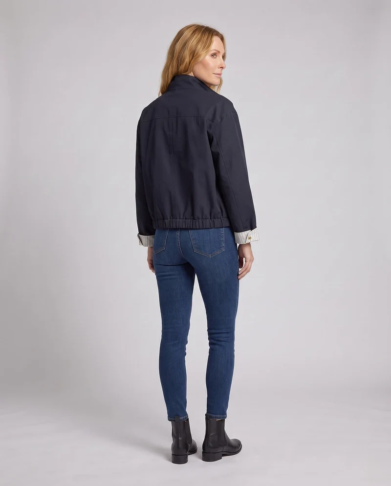Damen Cropped Utility Jacke mit Stehkragen, Kordelzugsaum und goldfarbenen Details Nord Taschen