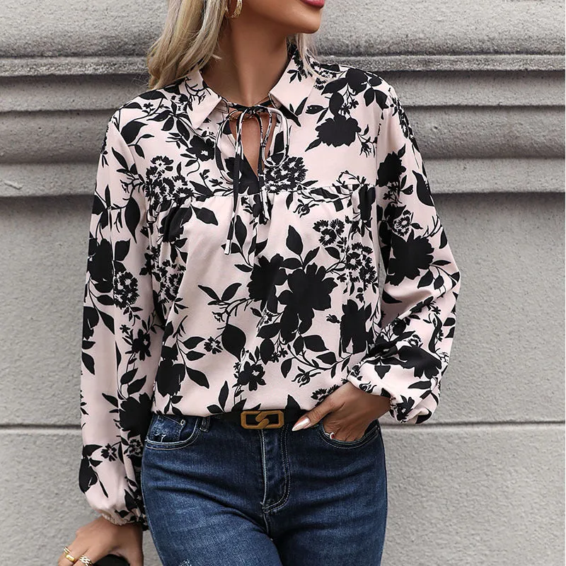 Damen Fließende Viskose-Bluse mit floralem Print, Krawattenkragen und geraffter Passe Nord Taschen