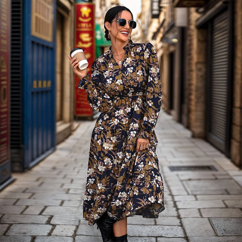 Damen Fließendes Blumen‑Midikleid mit V‑Ausschnitt, Smok‑Taillenband und Stufenrock Nord Taschen
