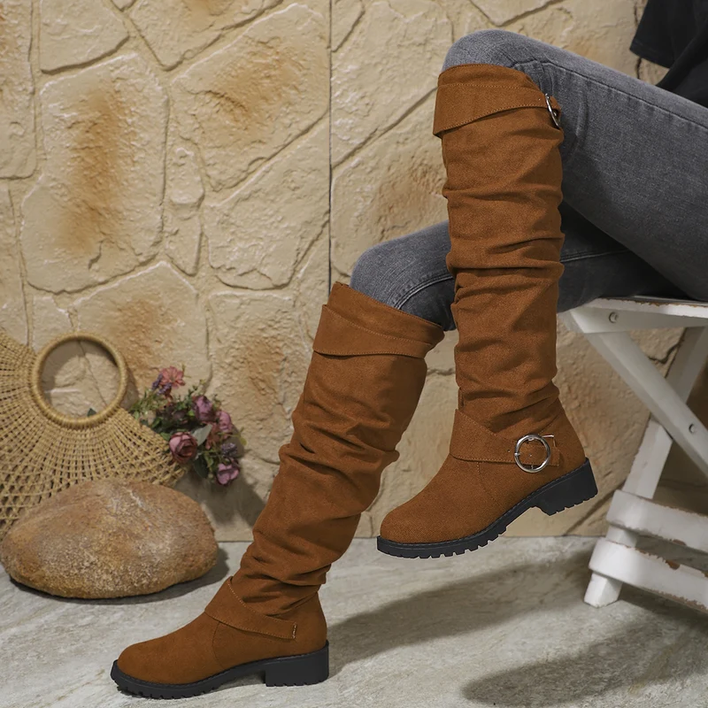 Damen kniehohe Slouch-Stiefel aus Wildlederoptik mit dekorativer Schnalle und rutschfester Profilsohle Nord Taschen