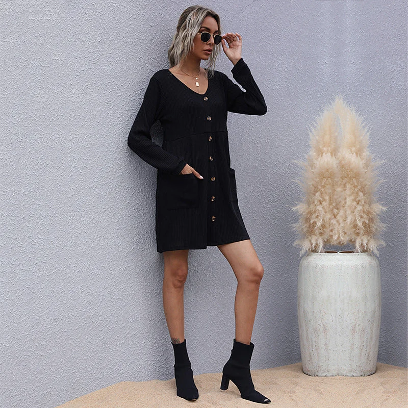 Damen Geripptes Strickkleid mit V-Ausschnitt, Knopfleiste und aufgesetzten Taschen Nord Taschen
