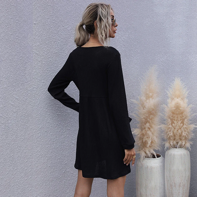 Damen Geripptes Strickkleid mit V-Ausschnitt, Knopfleiste und aufgesetzten Taschen Nord Taschen