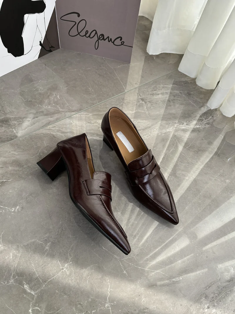 Damen spitze Pumps mit elegantem Riemen und bequemen Blockabsatz - Vittorelli