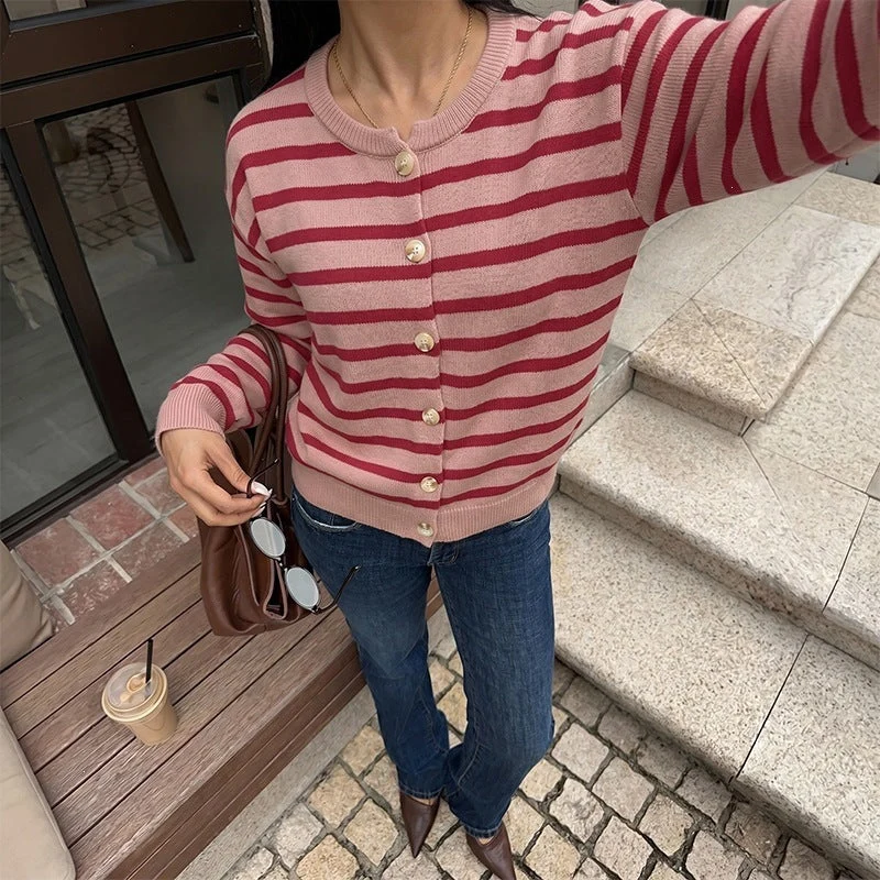 Damen Gestreifte Feinstrick-Button-Cardigan mit Rundhalsausschnitt und tailliertem Bund Nord Taschen