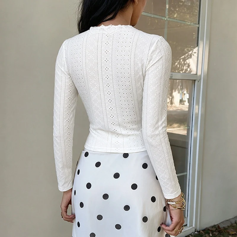 Damen Tailliertes Lochstickerei-Longsleeve mit V-Ausschnitt, Spitzensaum und Schnürdetail Nord Taschen