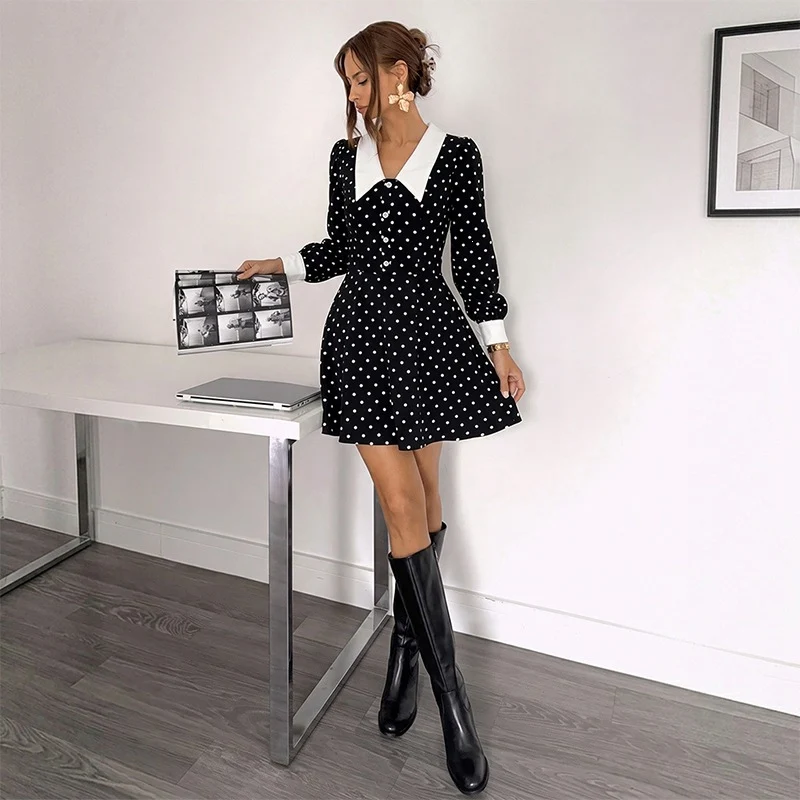 Damen Tailliertes A-Linien Minikleid mit Polka‑Dot, spitzem Kontrastkragen und Manschetten Nord Taschen