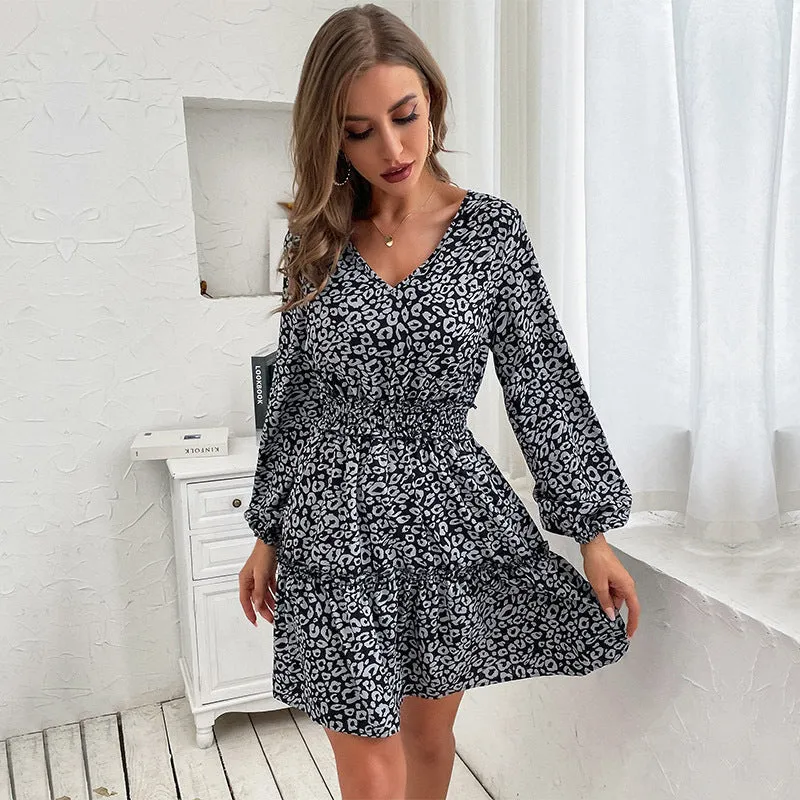 Damen Kleid mit V-Ausschnitt, geraffter Taille und Stufenvolant Nord Taschen