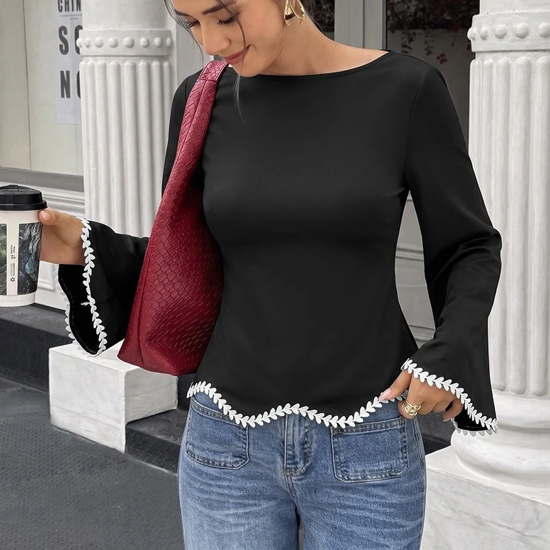 Damen Taillierte Langarmbluse mit U‑Boot‑Ausschnitt, Glockenärmeln und besticktem Blattbesatz Nord Taschen