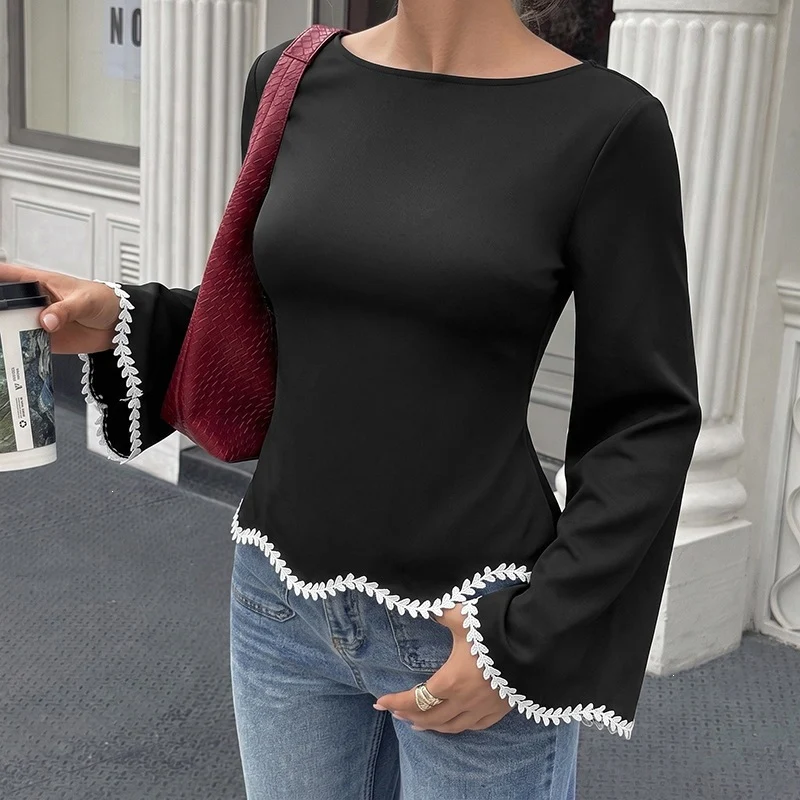 Damen Taillierte Langarmbluse mit U‑Boot‑Ausschnitt, Glockenärmeln und besticktem Blattbesatz Nord Taschen