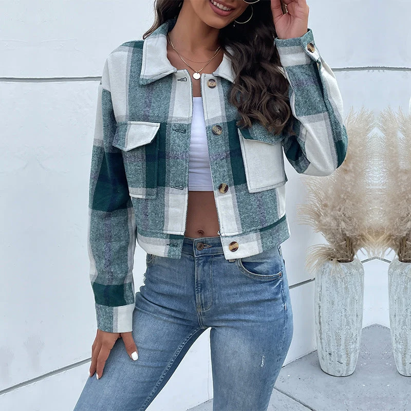Damen Kurz geschnittene karierte Overshirt‑Jacke mit Brustklappen und Holzknöpfen Nord Taschen