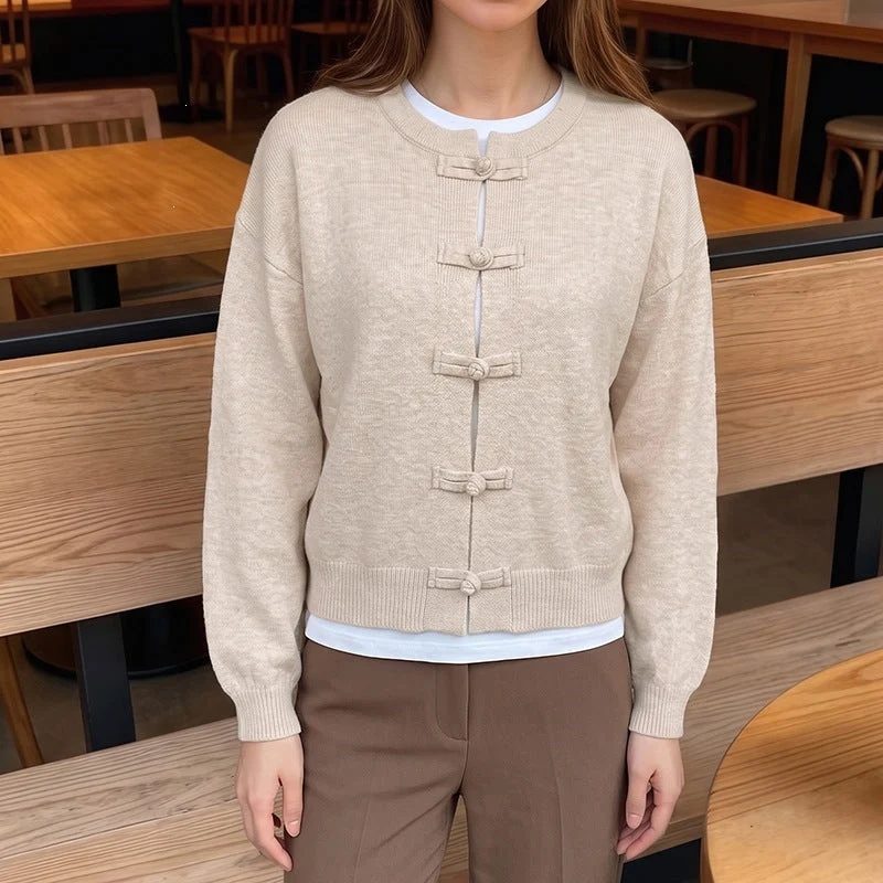 Damen Kurz geschnittener Strickcardigan mit chinesischen Knebelverschlüssen Nord Taschen