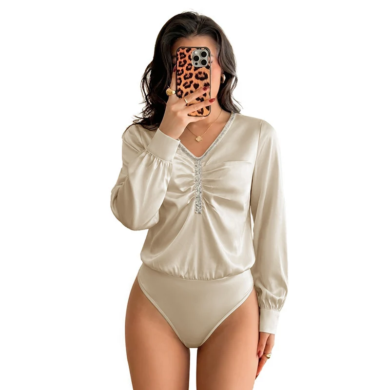 Damen Satinbluse mit V-Ausschnitt, geraffter Frontpartie und Zierband Nord Taschen