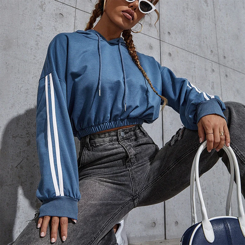Damen Kurz geschnittenes Kapuzen‑Crop‑Sweatshirt mit Kordelzug, elastischem Saum und Kontraststreifen Nord Taschen