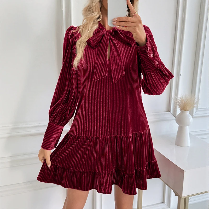Damen Samtkleid mit Plissee‑Struktur, Schleifenkragen und Stufenrock Nord Taschen
