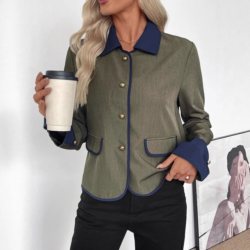 Damen Kurzblazer mit Kontrastpaspel, Umlegekragen und Zierknöpfen Nord Taschen