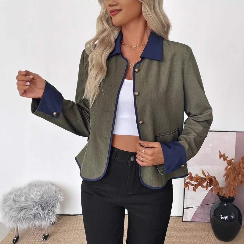 Damen Kurzblazer mit Kontrastpaspel, Umlegekragen und Zierknöpfen Nord Taschen