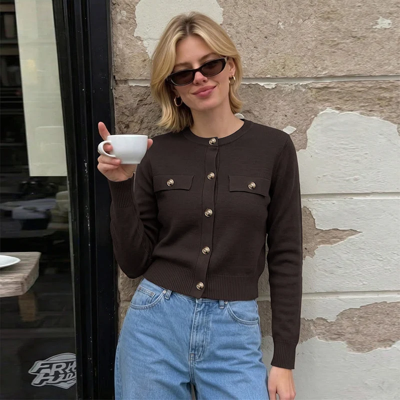 Damen Kurzgeschnittener Feinstrick-Cardigan mit Zierpatten und goldfarbenen Knöpfen Nord Taschen