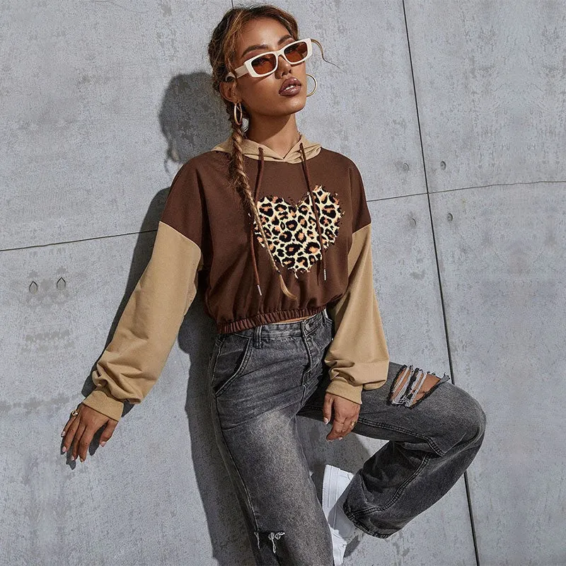 Damen Kurzgeschnittener Kapuzenpullover mit Teddy‑Print, Colorblock‑Ärmeln und elastischem Saum Nord Taschen