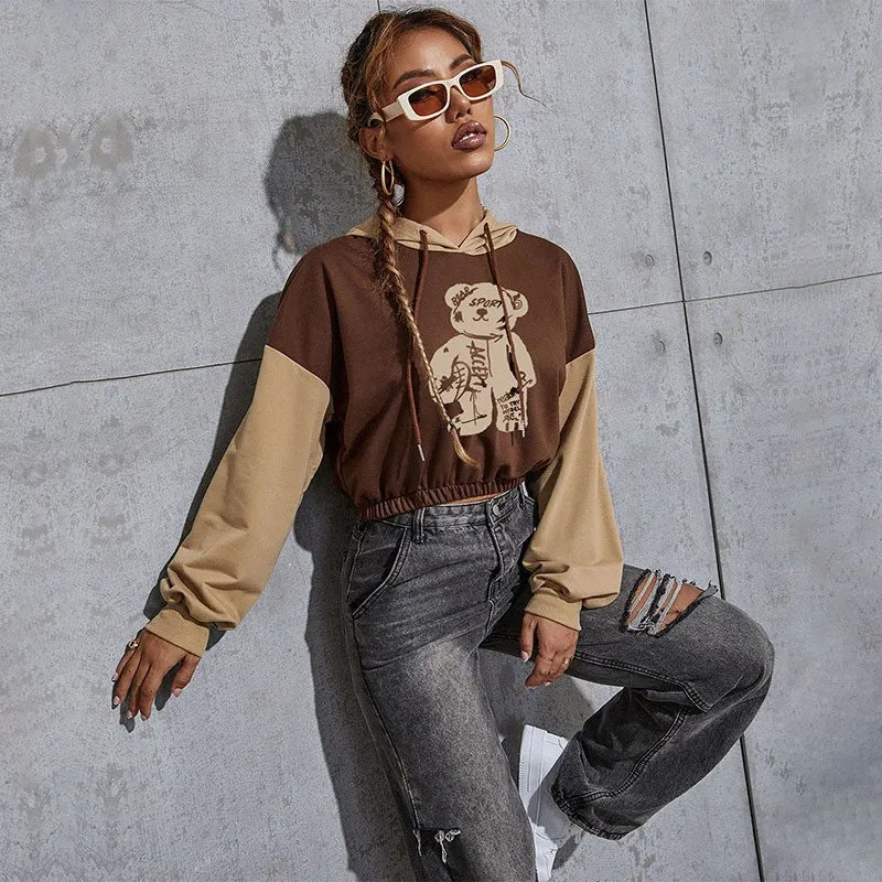 Damen Kurzgeschnittener Kapuzenpullover mit Teddy‑Print, Colorblock‑Ärmeln und elastischem Saum Nord Taschen