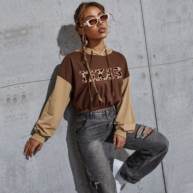 Damen Kurzgeschnittener Kapuzenpullover mit Teddy‑Print, Colorblock‑Ärmeln und elastischem Saum Nord Taschen