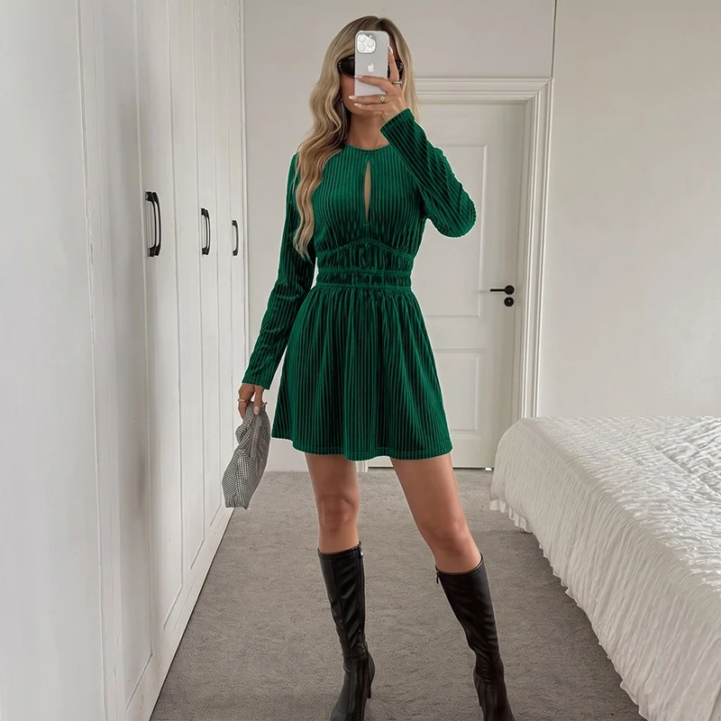 Damen Samt‑Minikleid mit geraffter Taillenpassform und Schlitzdetail Nord Taschen