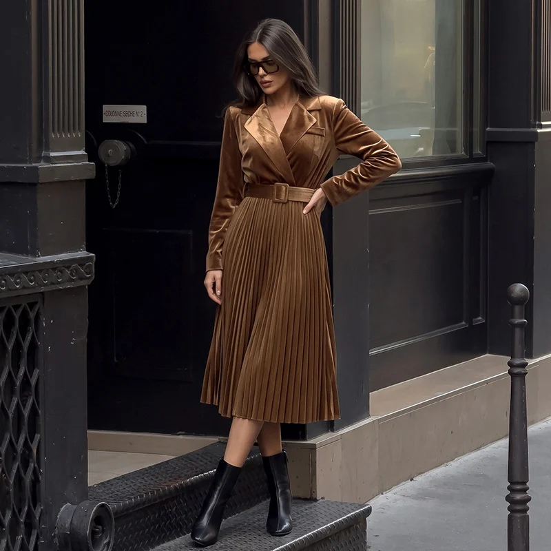 Damen Samt-Midikleid mit Wickeloberteil, Reverskragen, Taillengürtel und plissiertem Rock Nord Taschen