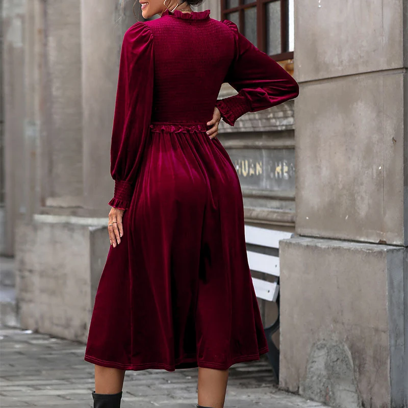 Damen Samt-Midikleid mit gerafftem Smock-Oberteil, V‑Ausschnitt und Rüschen Nord Taschen