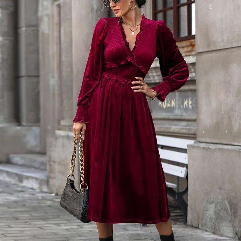 Damen Samt-Midikleid mit gerafftem Smock-Oberteil, V‑Ausschnitt und Rüschen Nord Taschen